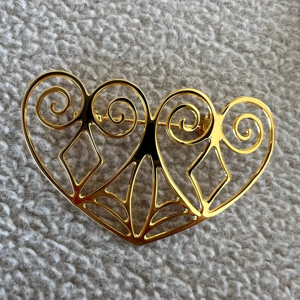 Brooch Set of seven gold tone cat wolves flower hearts leaves